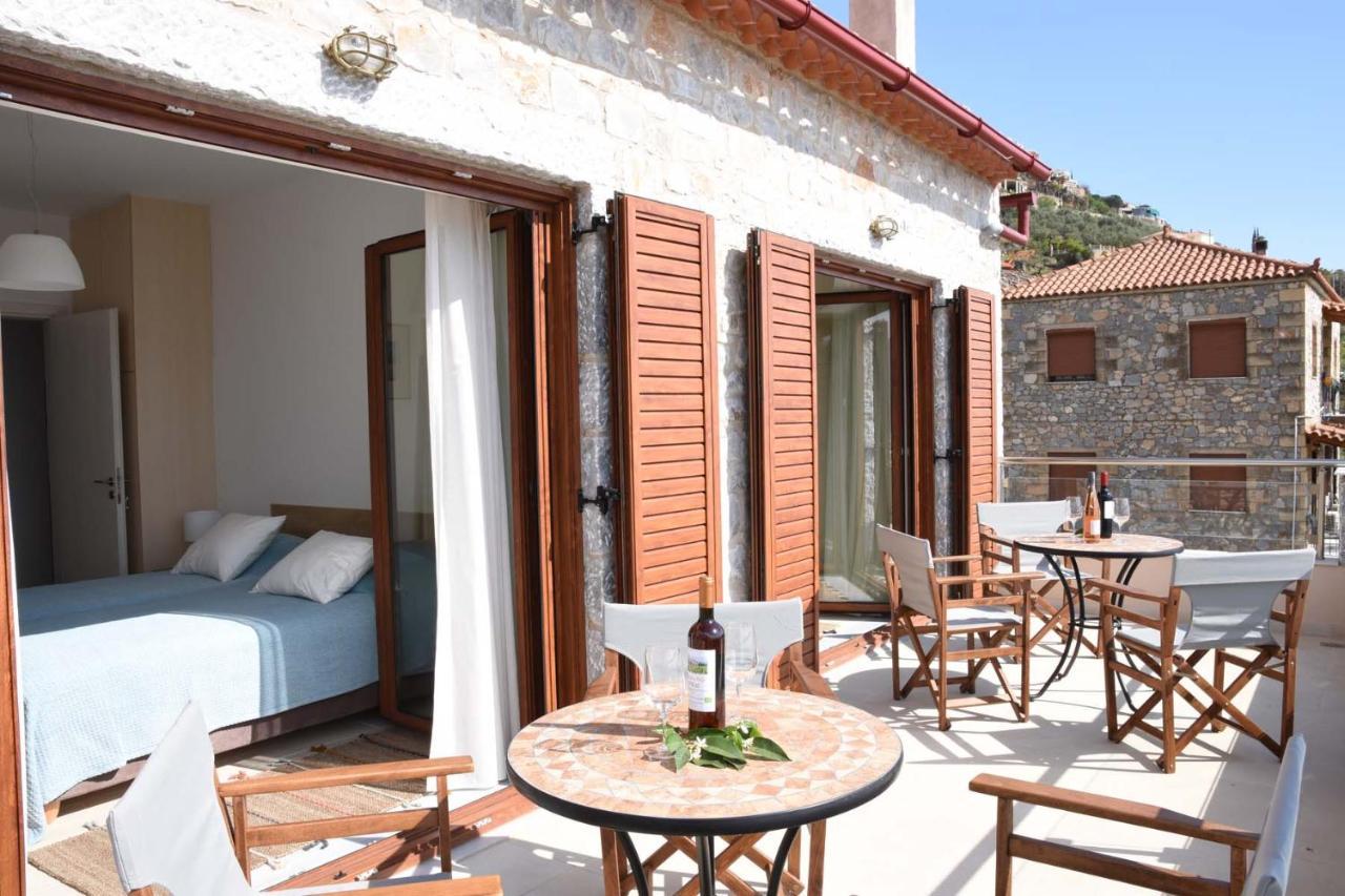 Villa Dafni - Infinite Sea Vistas With Private Pool 칼라마타 외부 사진