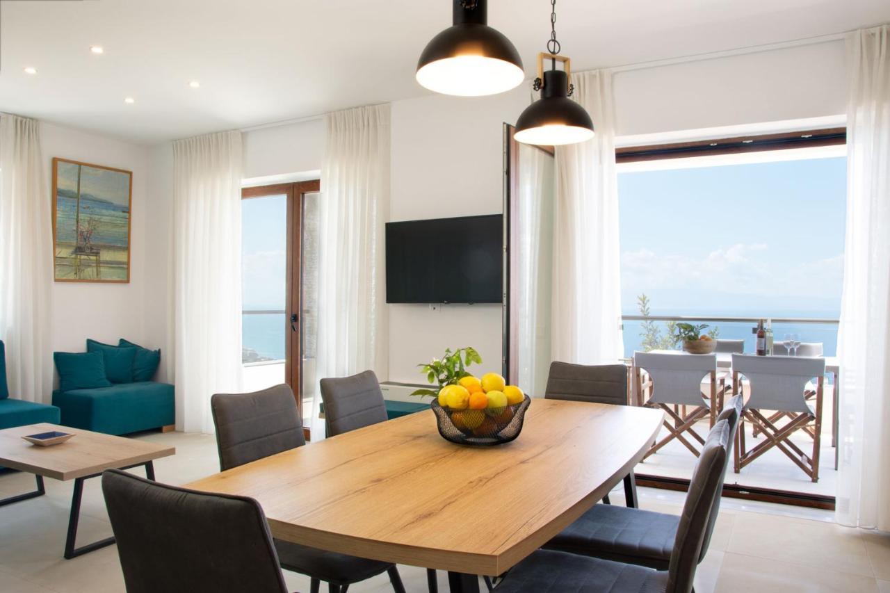 Villa Dafni - Infinite Sea Vistas With Private Pool 칼라마타 외부 사진
