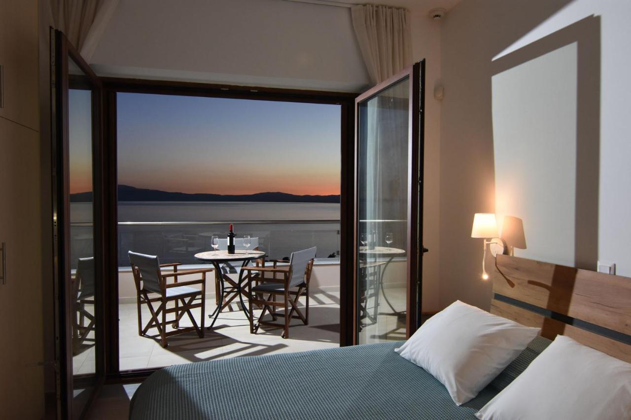 Villa Dafni - Infinite Sea Vistas With Private Pool 칼라마타 외부 사진