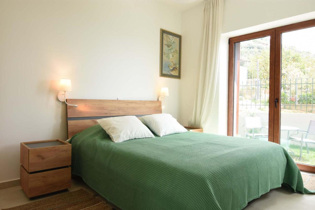 Villa Dafni - Infinite Sea Vistas With Private Pool 칼라마타 외부 사진
