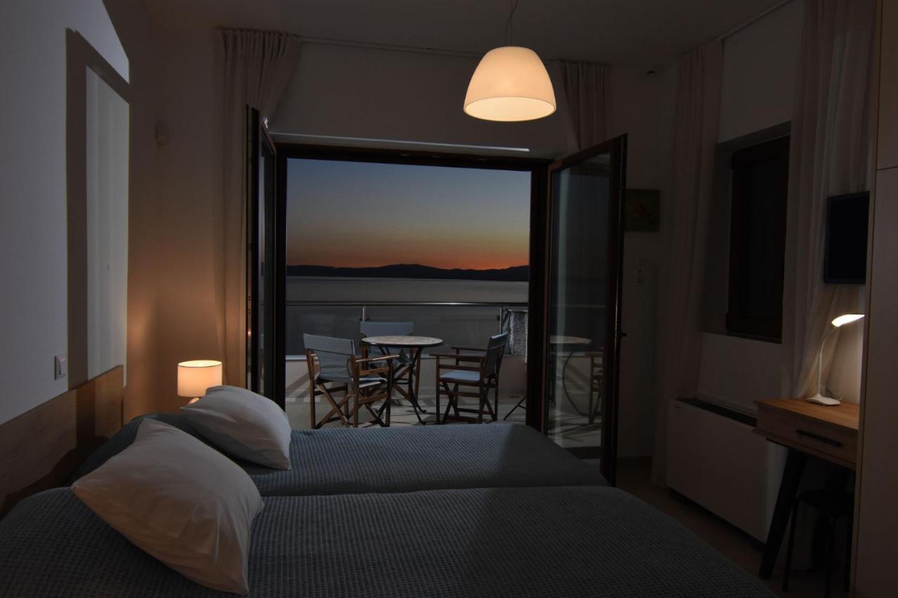 Villa Dafni - Infinite Sea Vistas With Private Pool 칼라마타 외부 사진