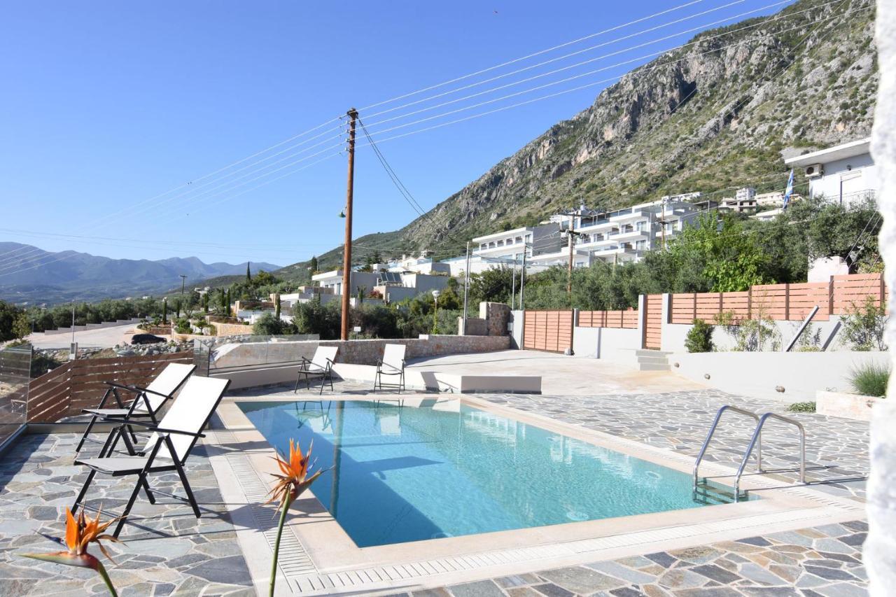 Villa Dafni - Infinite Sea Vistas With Private Pool 칼라마타 외부 사진