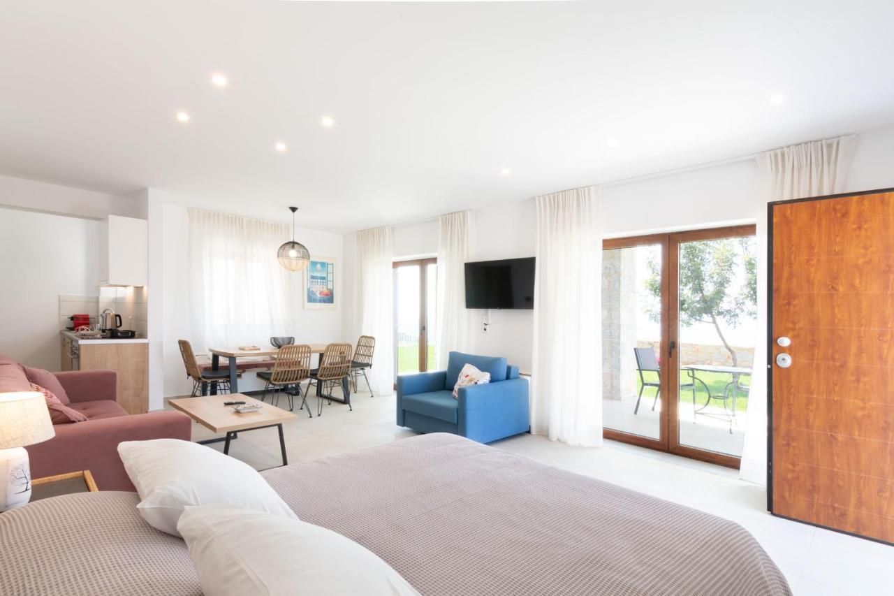 Villa Dafni - Infinite Sea Vistas With Private Pool 칼라마타 외부 사진